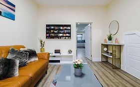 Spacious 4 Bedroom Modern House Near City Centre Sleeps 12